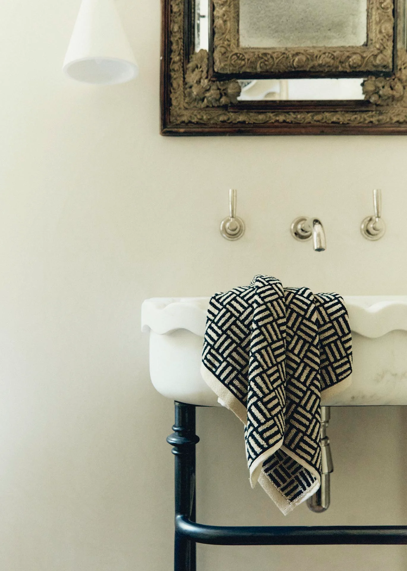 Baina Torrens Hand Towel - Sand/Noir - Image 2