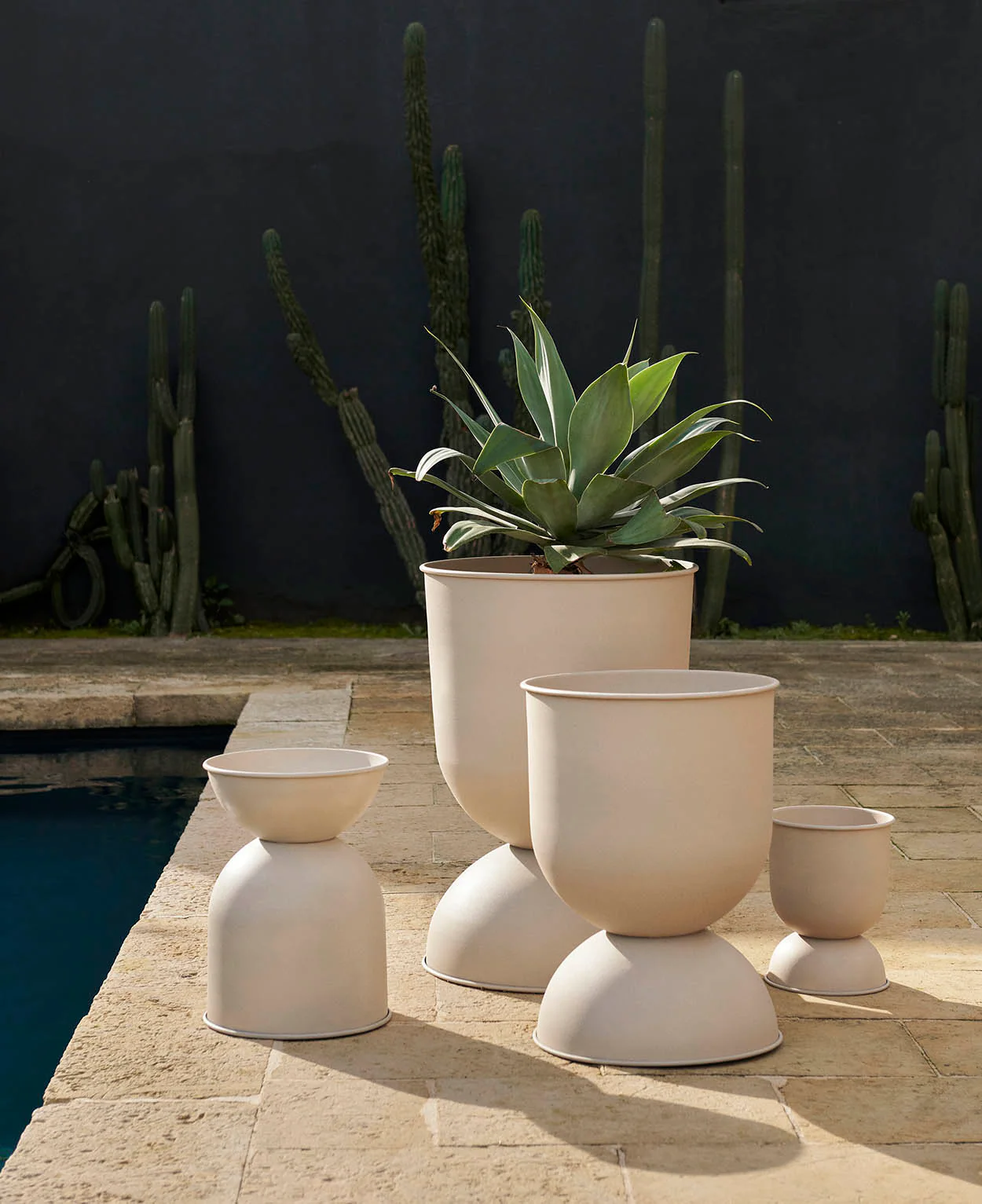 Ferm Living Hourglass Pot Extra Small - Cashmere - Image 4