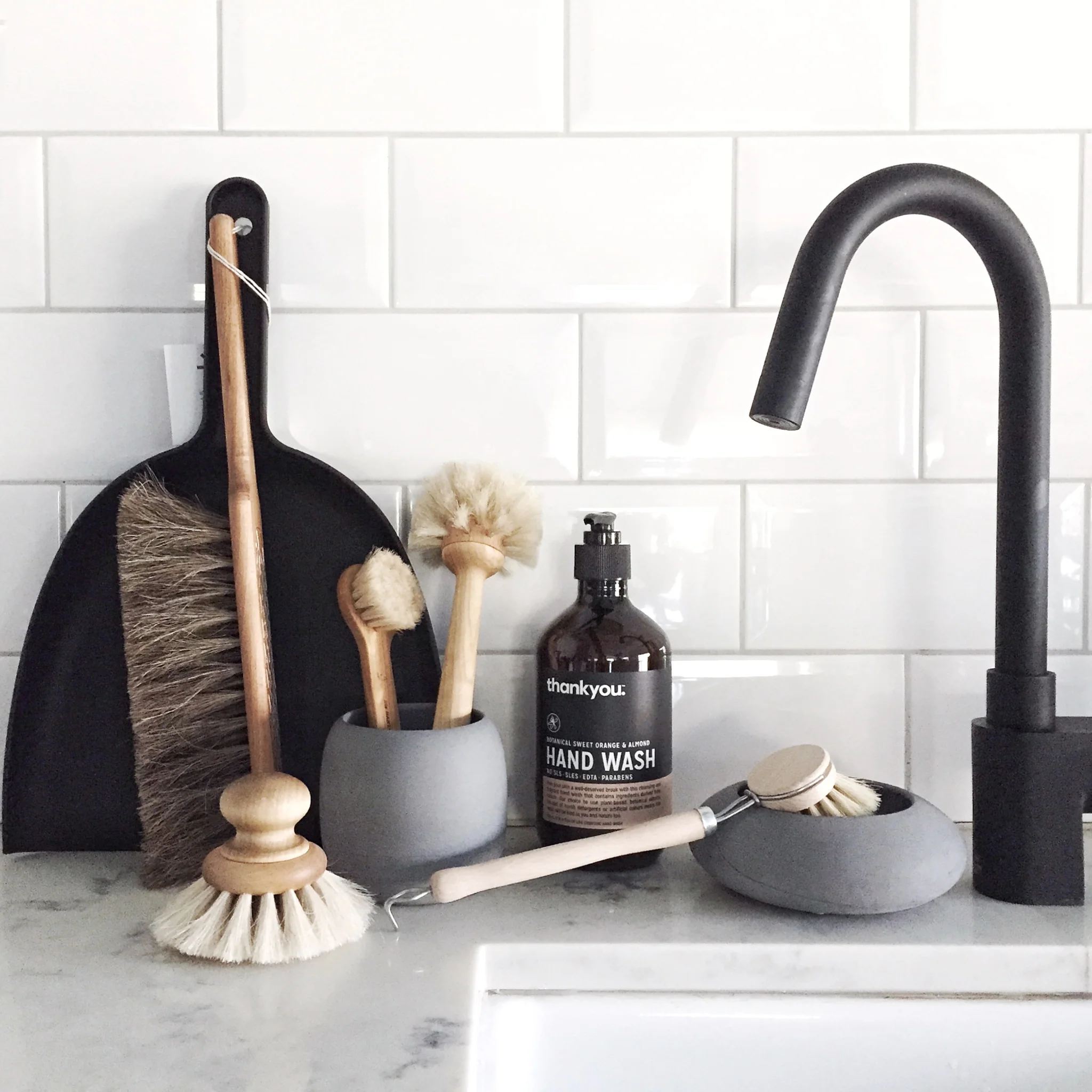Iris Hantverk Dustpan & Brush Set - Grey - Image 3