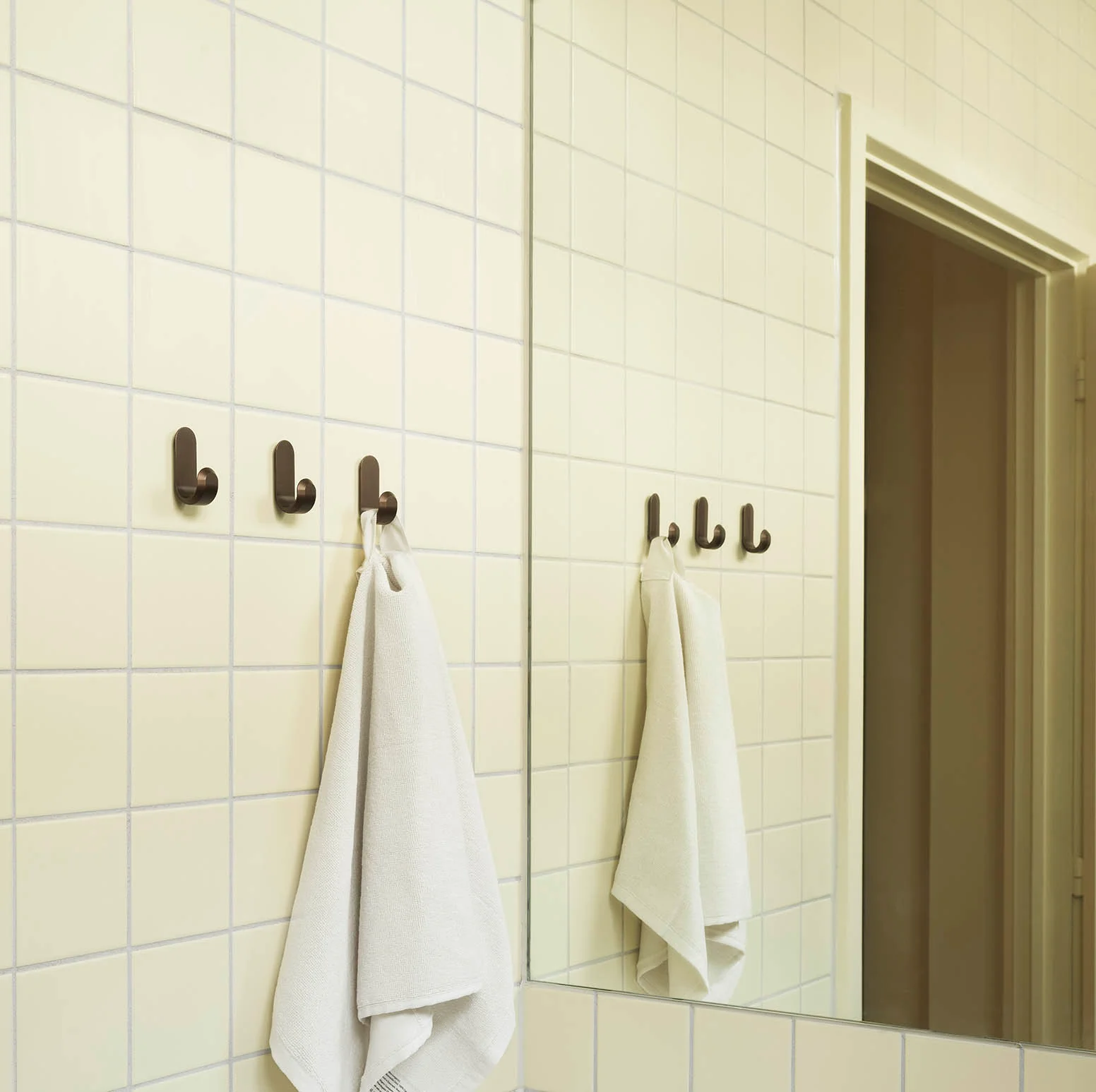 Normann Copenhagen Curve Mini Hooks Matt Brown (2pcs) - Image 2