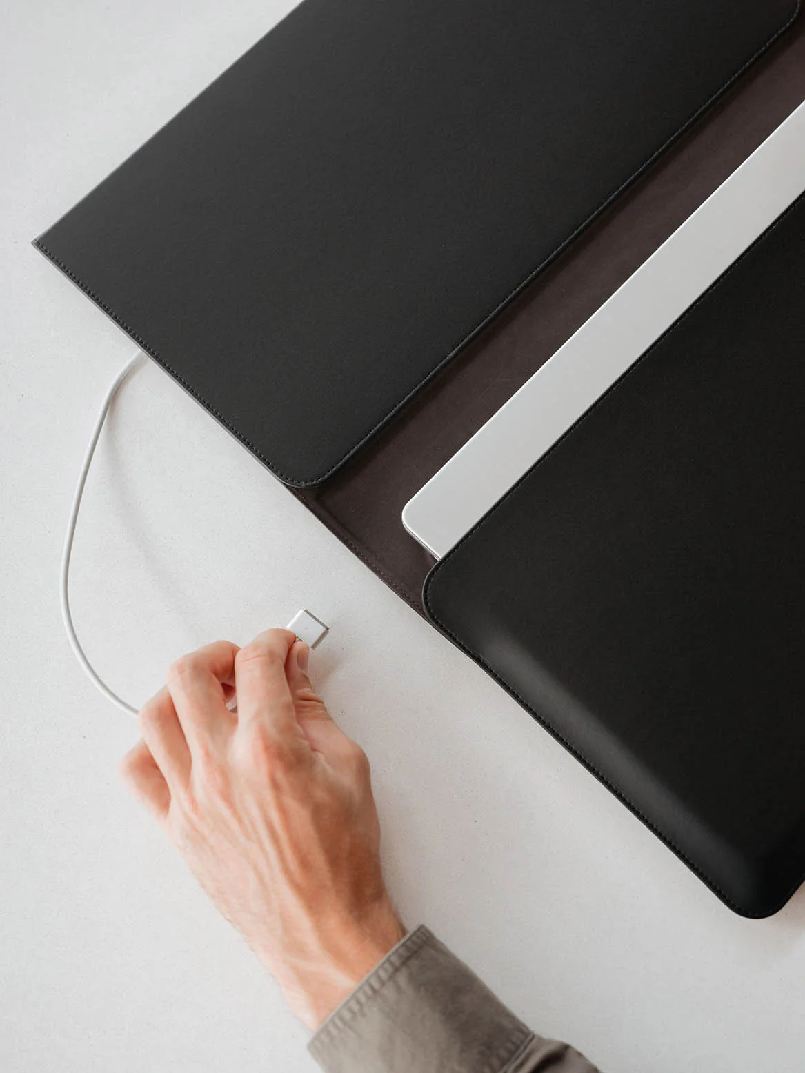 Orbitkey Hybrid Laptop Sleeve - Black - Image 4